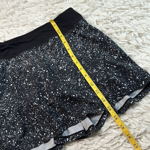 Lululemon Circuit Breaker Skirt (Tall) Splatter White Black / Black - Picture 2 of 7